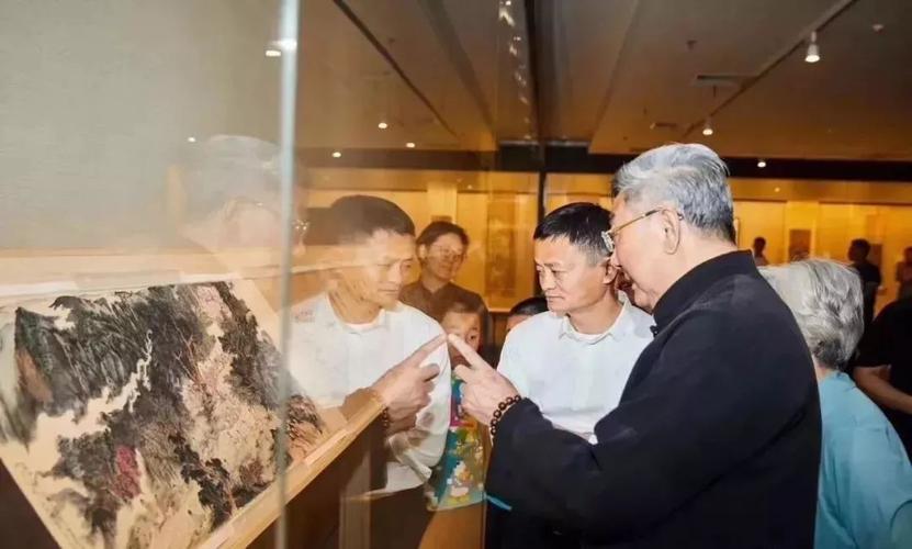 马云被拍到独自参观艺术展