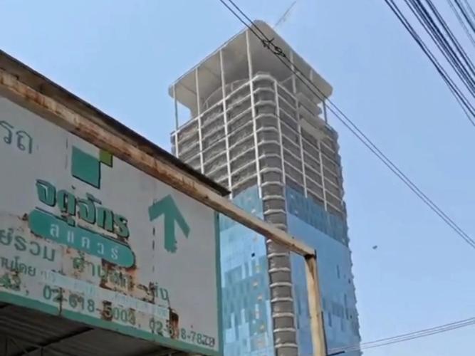 太惊险了，缅甸地震，泰国曼谷建筑物瞬间倒塌，大量人群撤离！