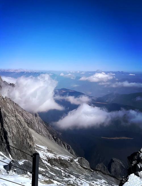玉龙雪山顶飘着的云#最美的风景在路上 玉龙雪山4680海拔