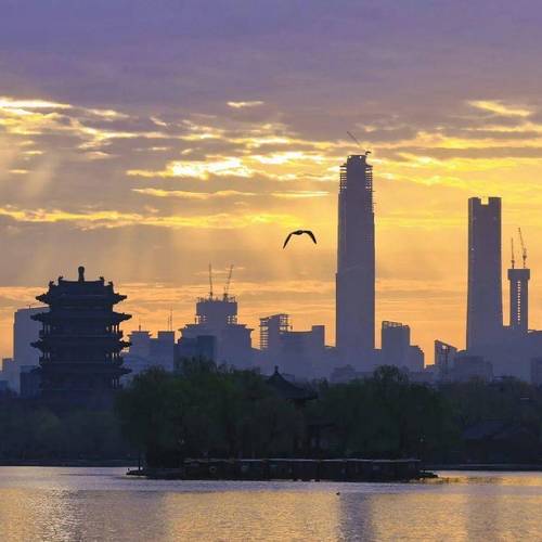 泉城春暮：一场与落日的温柔邂逅