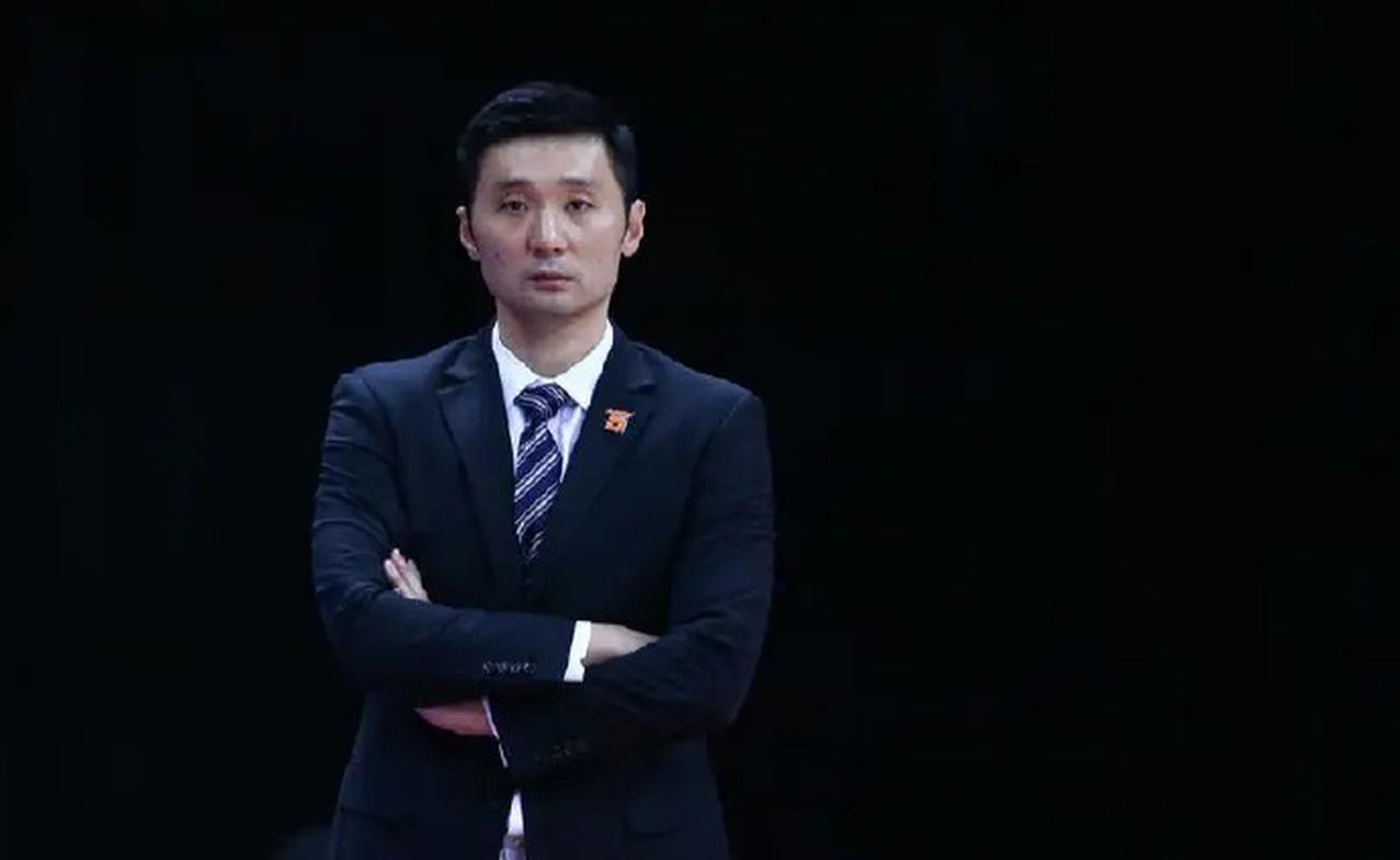 往伤口上撒盐！山东大胜新疆，于德豪回击刘炜，多次庆祝引爆全场