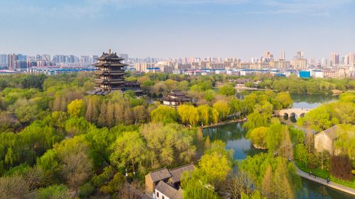 果然视频·好景山东|济南大明湖湖水如碧垂柳依，春日胜景美如画
