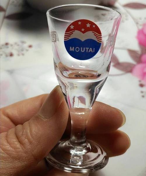 内行人透露：买茅台附赠的2个小酒杯，压根就不只是用来喝酒的