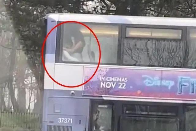 女子在车后座出来，竟然连路都不会走了，路人拍下全过程