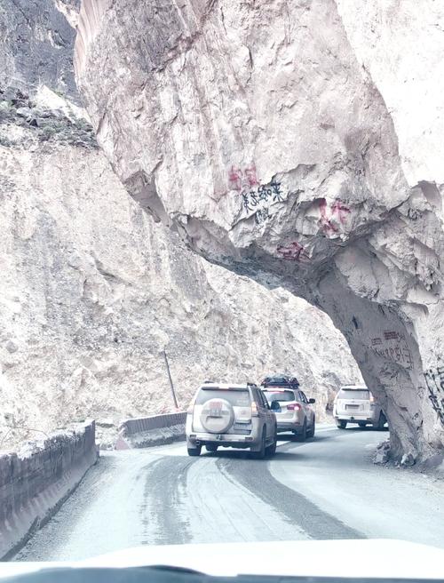 你们好奇？我发现一处西藏318大神基地，住水泥管道必须曝光他