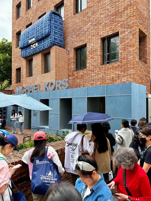 开了3小时还没出上海，有人原地放弃…网友：想到人会多，没想到这么多！