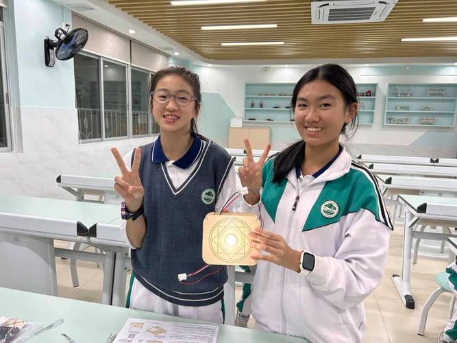 中国科学院走进芦山中学开展“物理学趣谈”活动