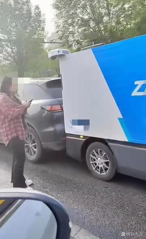 人工操作失误 智能无人车追尾汽车