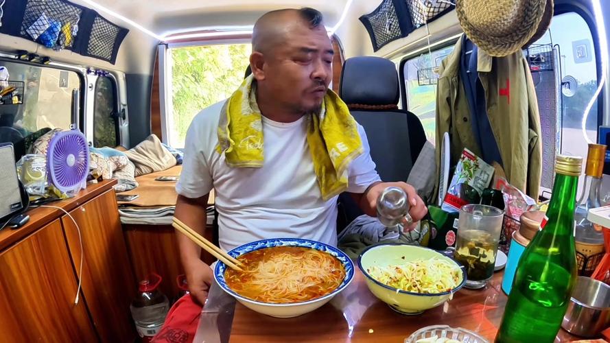 沙和尚进入山东德州乐陵市，晚餐吃猪蹄卷大饼，能香死个人儿