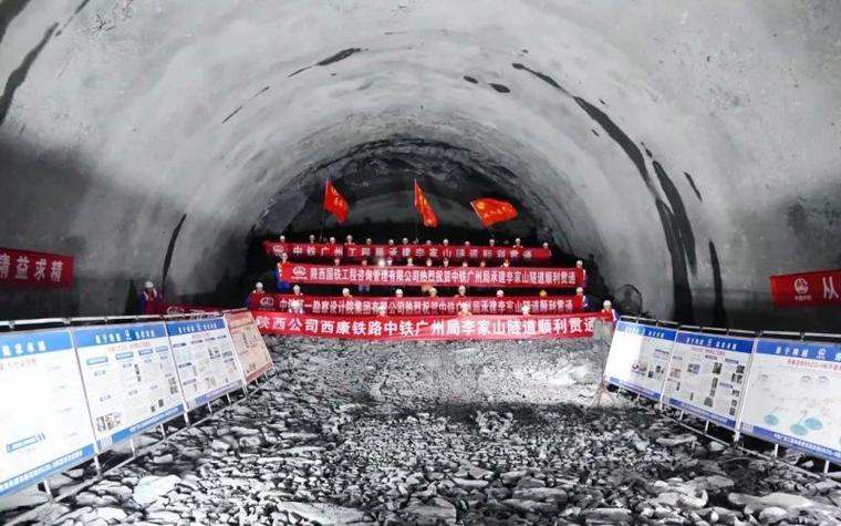 火车进入陕西安康，没想到全是秦岭大山隧道，真是一座山中城市！