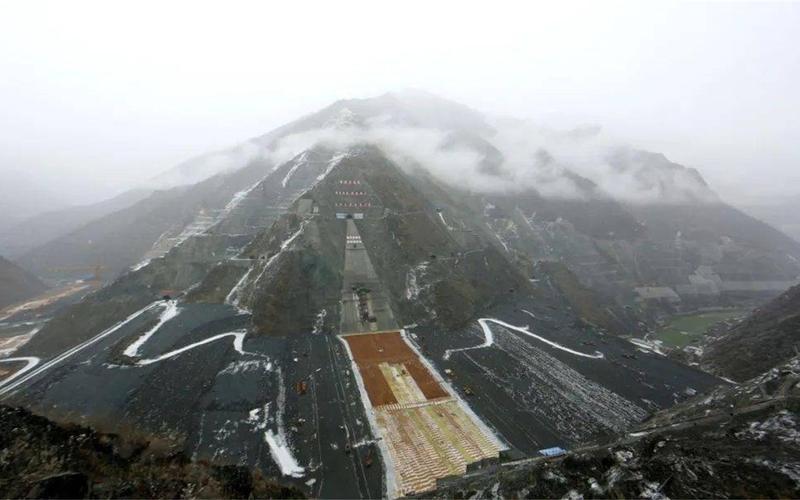 中国建造的世界超级工程，相当于在三千米高的山上再建一个鸟巢！