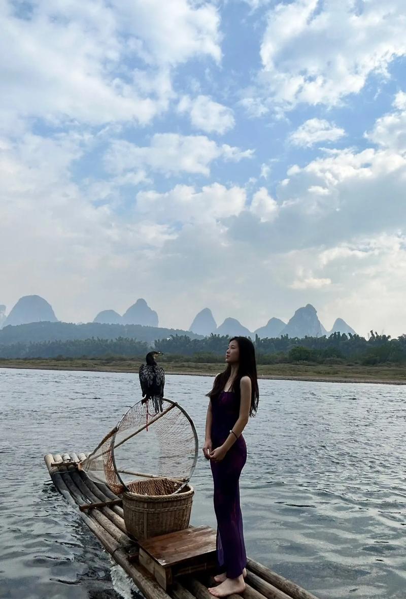 走近广西桂林，在阳朔遇到美女老外，漓江边竹林太美了