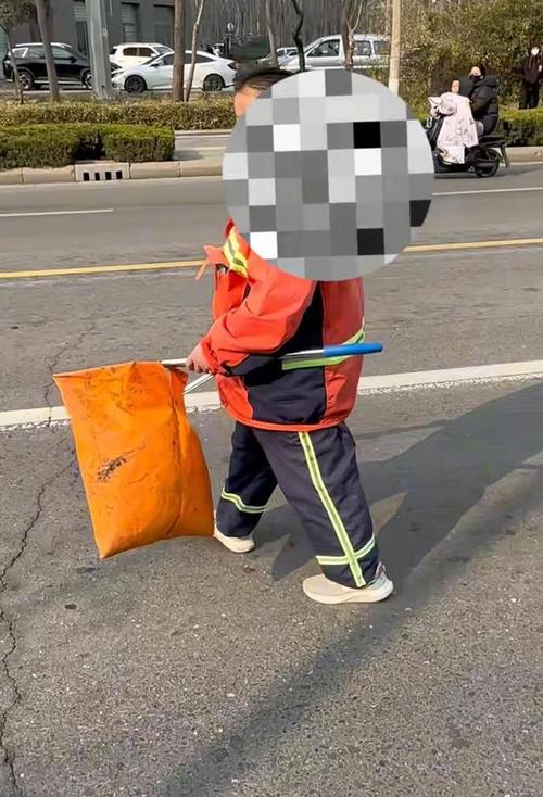 三亚环卫阿姨挥刀两下“意外”走红，文旅局的半年努力“白费”
